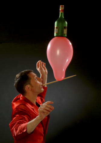 Nicky Viva balanciert eine Flasche auf einem Ballon